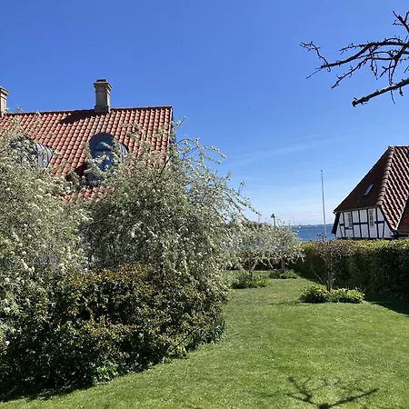 לינה וארוחת בוקר Troense By The Sea